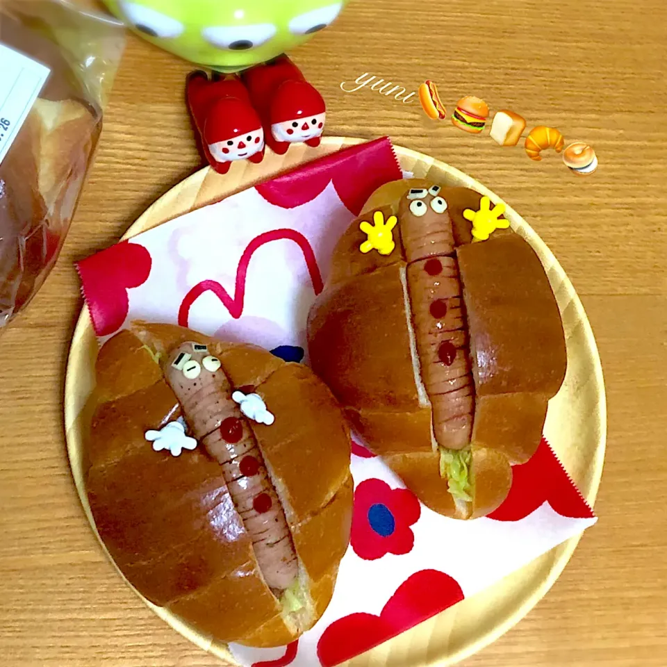 朝ごはん🌭燻製屋熟成あらびきポークウインナーでホットドッグ🙄後は焼くだけ🤔|🌸yuni🌸さん