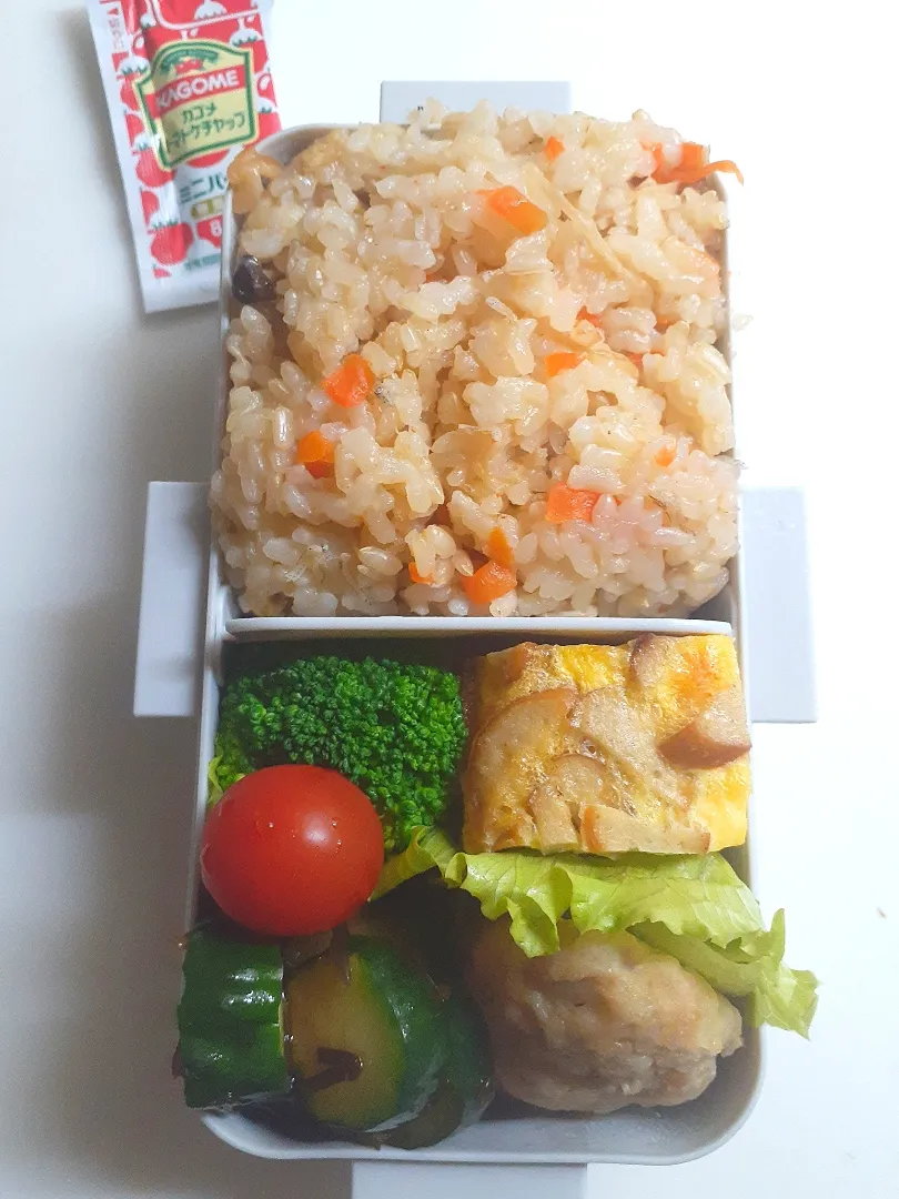 ☆中学生弁当☆玄米入りキノコの炊き込みご飯、ウィンナーチーズオムレツ、ハンバーグ、ブロッコリー、ミニトマト、塩昆布胡瓜|ｼｮｺﾗさん