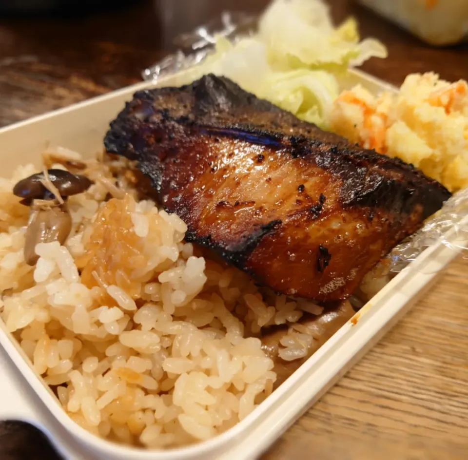 ブリの照り焼きと茸ご飯のお弁当(*^_^*)|しーPaPaさん