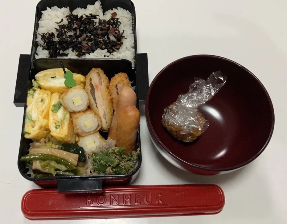 Snapdishの料理写真:パパ弁☆海老カツ☆梅ひじきご飯☆葱入り卵焼き☆チーちく串☆いんげんの胡麻和え☆創味シャンタン炒め（キャベツ、ほうれん草、キノコmix）☆ウインナー☆みそ玉|Saharaさん