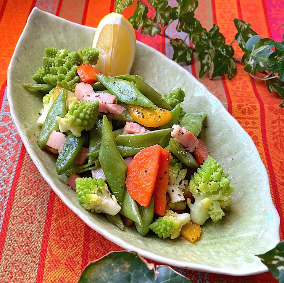 🌿冷蔵庫のお片付け アルモンデ野菜炒め　モロッコインゲン＋ロマネスコ＋人参🥕の切れっ端＋ベーコンでガーリックオイル炒め🧄|Hollyさん