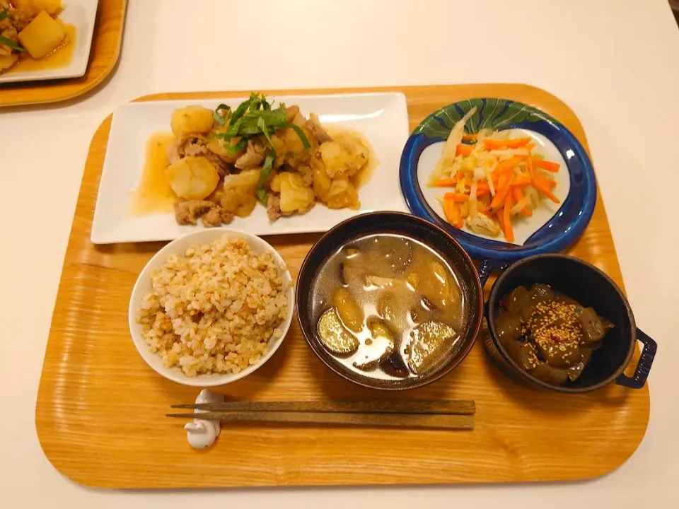 Snapdishの料理写真:今日の夕食　肉じゃが、切り干し大根煮物、こんにゃく煮物、玄米、なすの味噌汁|pinknari🐰🌈さん