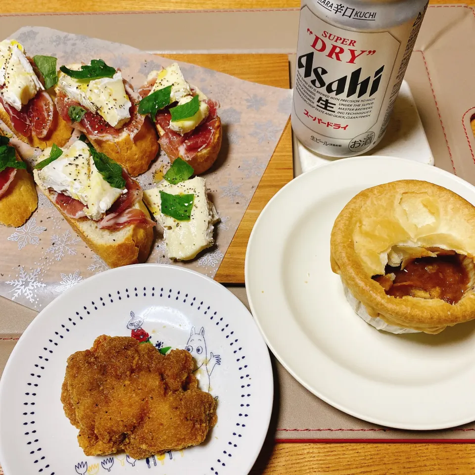 Snapdishの料理写真:生ハムとブリーチーズのブルスケッタ
フライドチキン(冷凍)
ビーフシチューポットパイ(冷凍)|naoさん