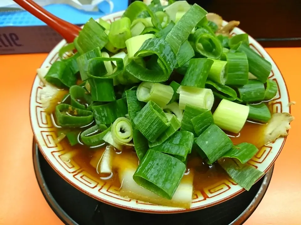 狸の宴シリーズ
夕方の腹拵え

[ラーメン]
チャーシュー麺/並/ねぎ盛り
[場所]
梅田第二ビル
[屋号]
7.5Hz
[ラーメンの系統]
高井田系/醤油味/麺太目(ノーマル)
別注文で細麺可能

本日梅田に用事あり新地界隈を彷徨。
7.5Hzのラーメンは
定期的に食べたく為ります🤣
どちらかと言えば、昭和系。

写真のネギ山の下にチャーシューテンコ入りですよん。🤤

旨いし麺ボリュームは三段階選べます。
チャーシュー麺のチャーシューは、
充分入ってます。
追加ネギは御覧の通りです。

狸、オヌヌメ‼️((・ω・)ﾉｼ
|タヌキさん