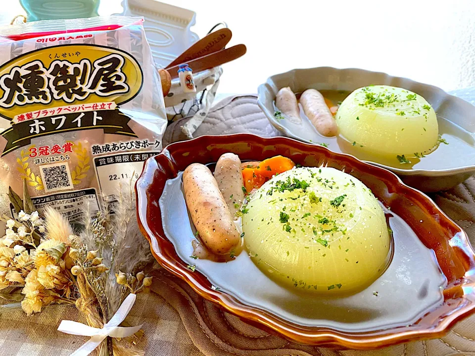 ウインナーと丸ごと玉ねぎスープ
〜 𝘸𝘪𝘯𝘯𝘦𝘳 × 𝘸𝘩𝘰𝘭𝘦 𝘰𝘯𝘪𝘰𝘯 𝘴𝘰𝘶𝘱 〜
【丸大食品さん“燻製屋熟成あらびきポークウインナー ホワイト”使用🐷 ⓷】|がぁがさん