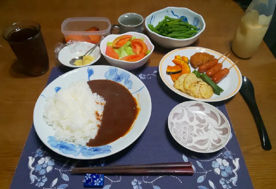 カレーライスとトッピングの素揚げ盛り合わせとインゲンのお浸し(夕飯)|enarinさん