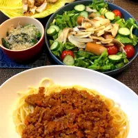 Snapdishの料理写真:ミートパスタ🍝ルッコラのサラダ🥗