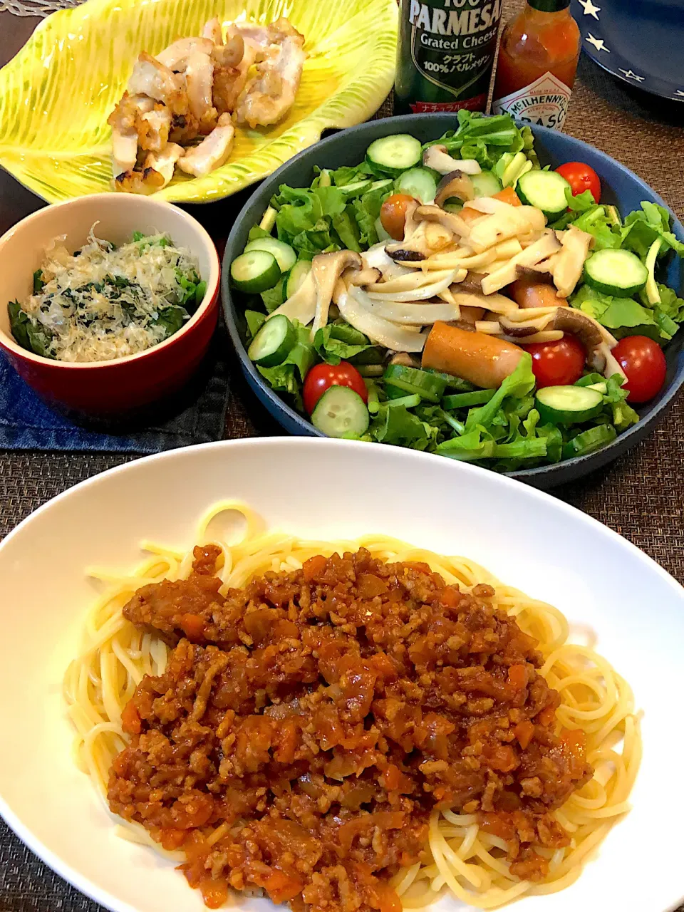 Snapdishの料理写真:ミートパスタ🍝ルッコラのサラダ🥗|min_chackさん