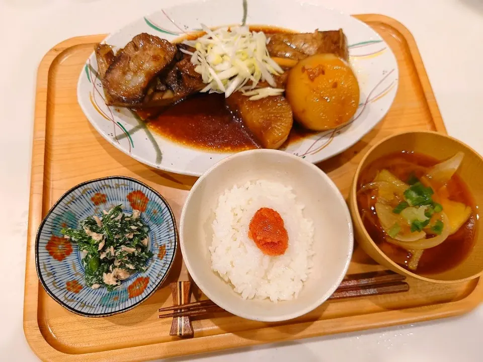 マグロのカマの煮付け、春菊とガーリック綱の和え物、味噌汁|sorsmdさん