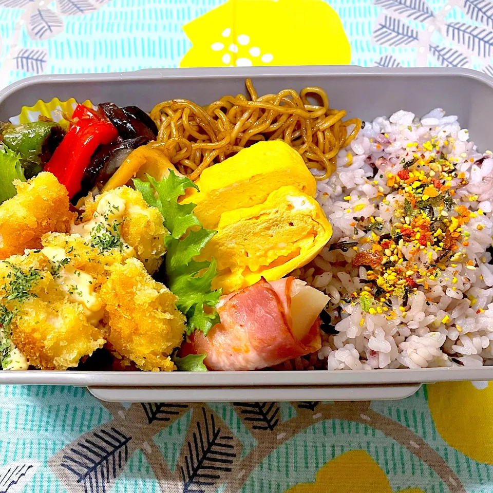 Snapdishの料理写真:ポテトベーコン巻き弁当(夫)☆10月27日|kaoriさん