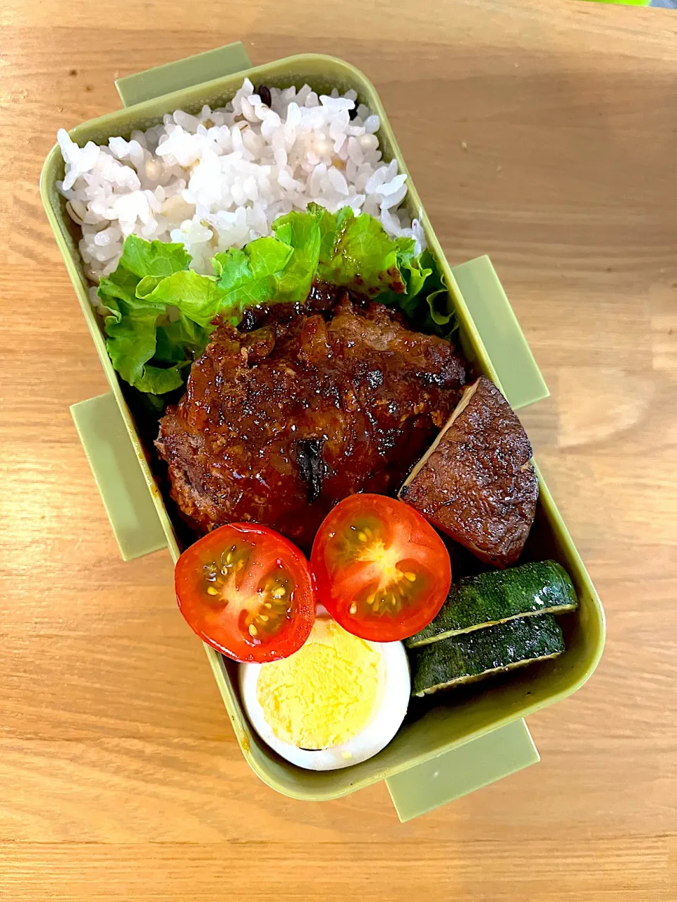 Snapdishの料理写真:煮込みハンバーグ弁当🍱|ちっくんさん