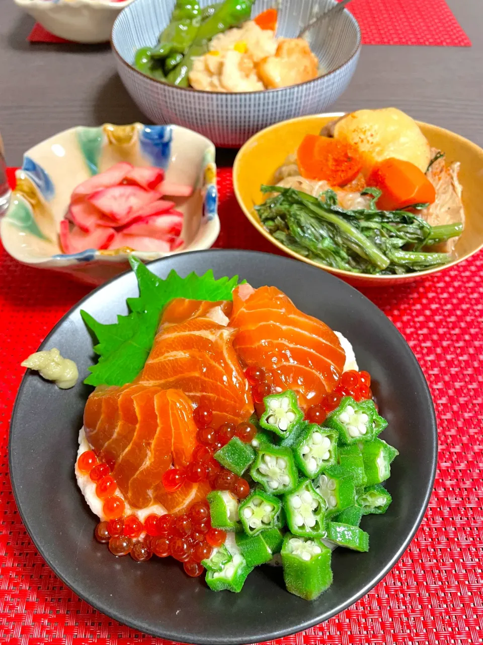 漬けサーモンの親子とろろ丼。蕪の甘酢漬け。肉じゃが。|ゆっちこさん