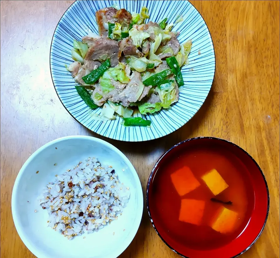 2022 1021　豚肉とキャベツの甘ピリ醤油炒め　豆腐とわかめのお味噌汁|いもこ。さん