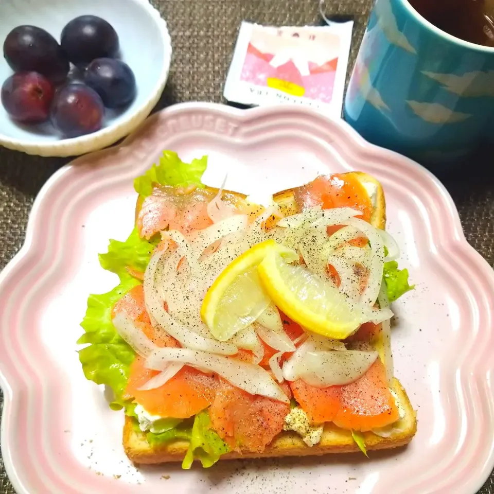 うたかた。さんの料理 カフェ・ド・アラビカ風スモークサーモンのオープンサンドとバナナジュース|うたかた。さん