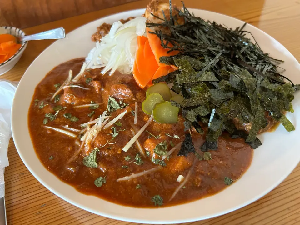 辛口バターチキンと極辛キーマクラシックのりだくのあいがけ🇹🇭🍛🔥味玉トッピング🥚ピクルスマシマシ🥒|buhizouさん