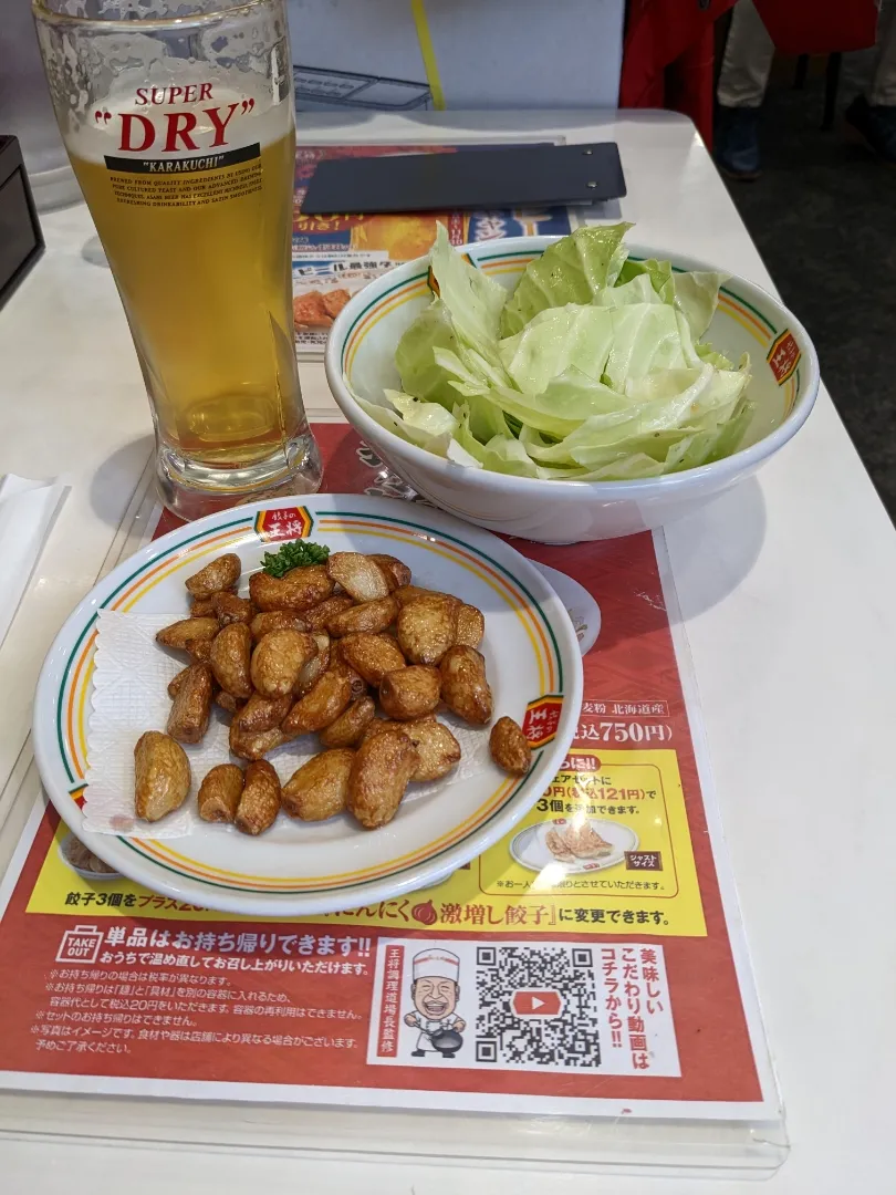 夜勤明けの休みは、買物途中、餃子の王将でニンニク丸揚げと塩ダレキャベツで腹拵えを生ビール🍺と|Tarou  Masayukiさん