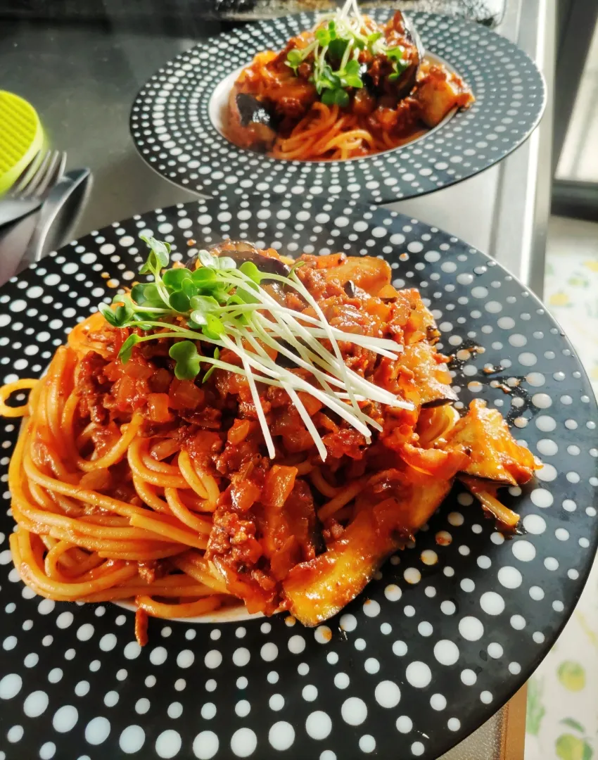 Snapdishの料理写真:茄子とトマトのパスタ
★休みなので、ランチ担当です。
「牛ひき肉は100グラムまでやで！」と妻👹から言われていたので玉ねぎと茄子でボリュームアップ。
茄子とトマトのパスタです。
なぜかめちゃ美味しいんだけど＼(^o^)／
食した妻👹の顔も天使に変身です。|じゃじゃまるさん