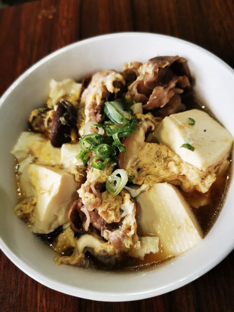 昼ごはん👌グ〜です😀

冷凍庫から黒毛和牛、豆腐、溶き卵

で生姜スープの肉豆腐🥰🍵|ペンギンさん