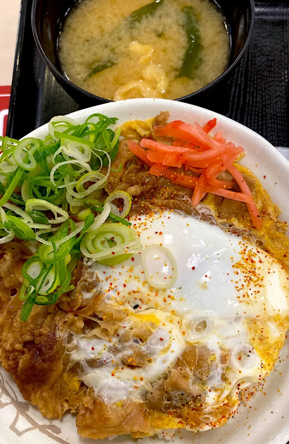 Snapdishの料理写真:牛とじ親子丼 650円|すくらんぶるえっぐさん