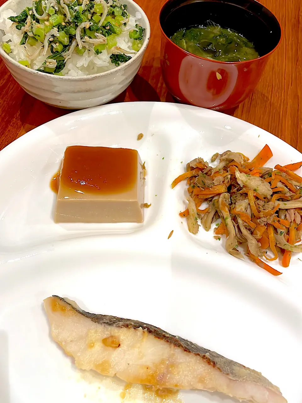 Snapdishの料理写真:西京焼き　胡麻豆腐　人参ツナ炒め　お味噌汁　大根菜のじゃこ炒め|とゆあさん