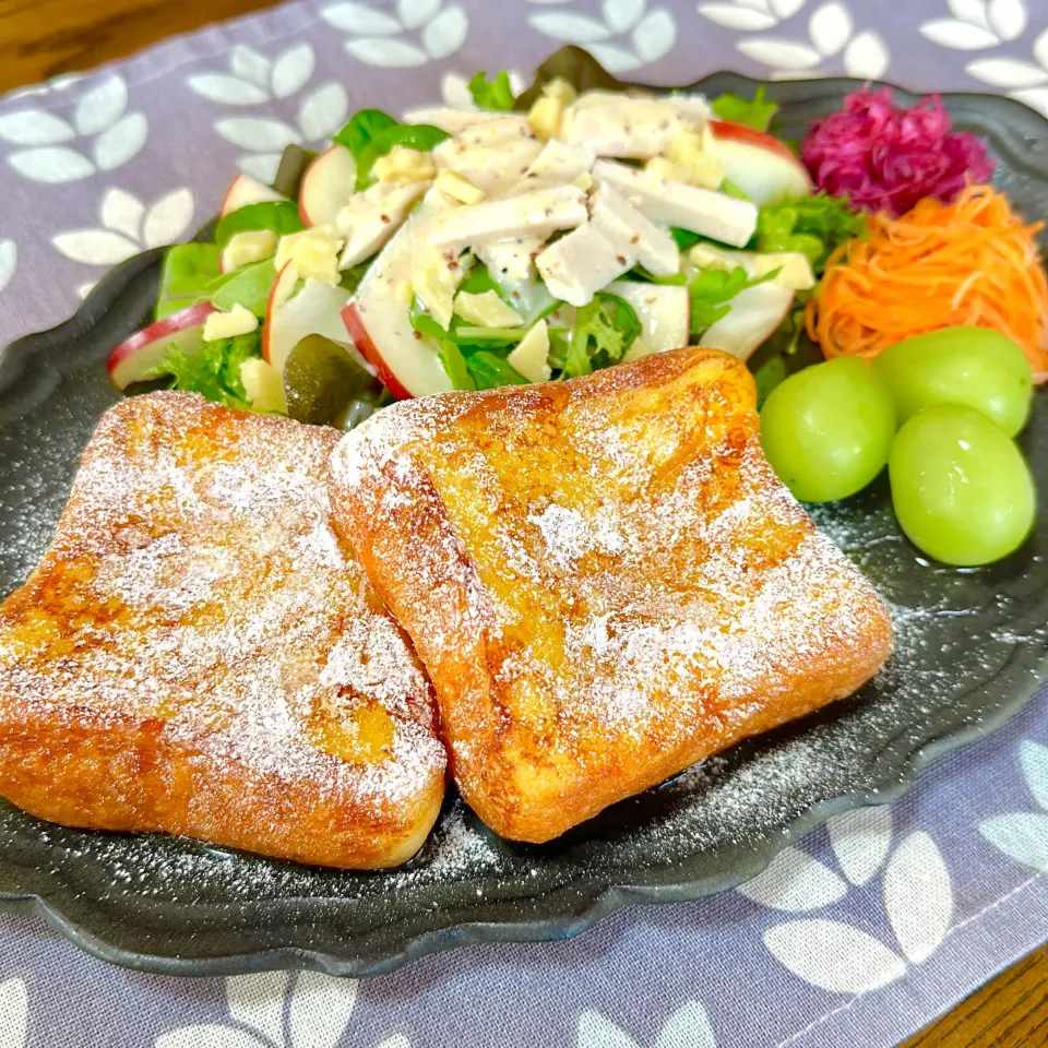 フレンチトースト、チキンとりんごとホワイトチェダーのサラダ|むむさん