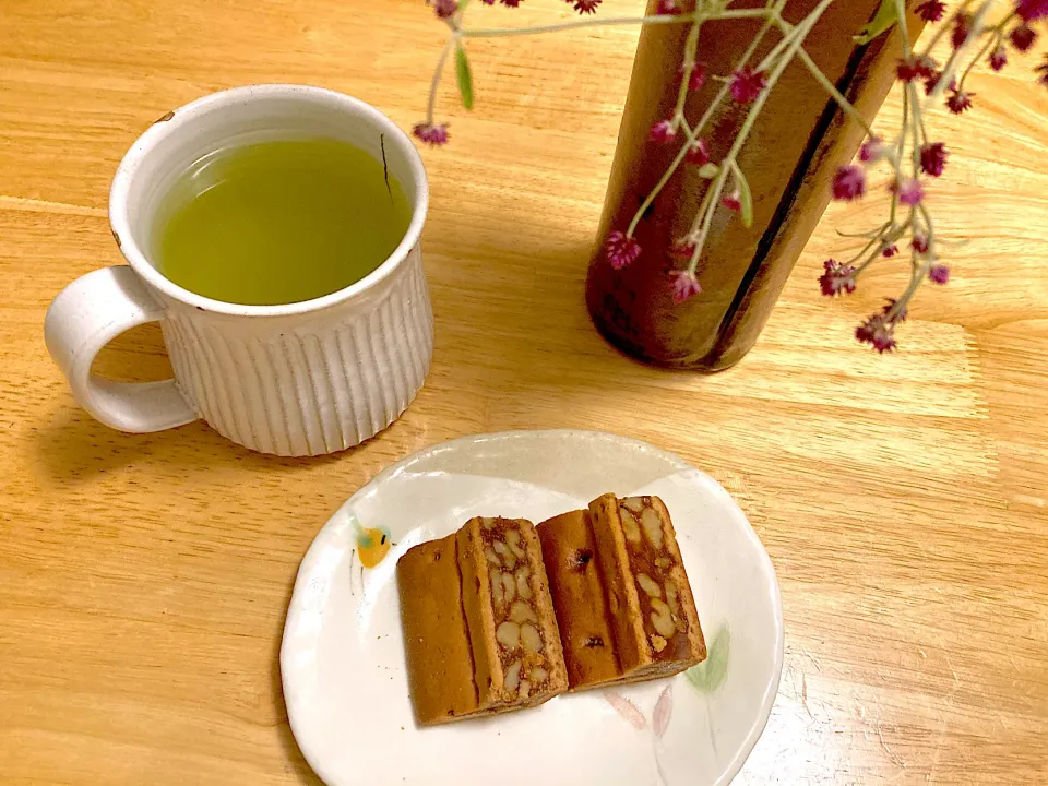 職場でお花とお菓子戴きました꒰✩'ω`ૢ✩꒱くるみっ子の切れ端♡with玄米茶|さくたえさん