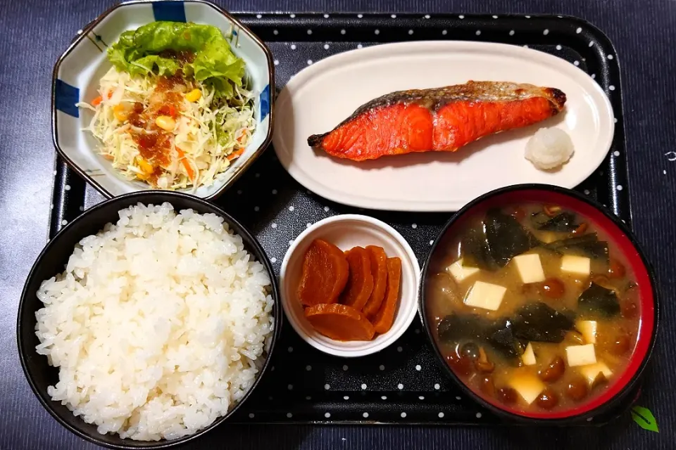 Snapdishの料理写真:今日の朝ごはん（ご飯は千葉県産粒すけに焼鮭（紅鮭）、サラダ、なめこ汁、大根の麦味噌漬）|Mars＠釜飯作り研究中さん