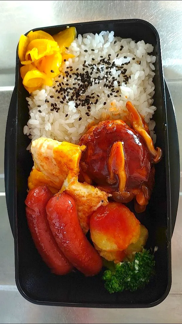 旦那弁当　2022/10/28

デミきのこソースハンバーグ
パタン目玉焼き
ウインナー
ハッシュドポテト
ブロッコリーマヨ|ユキヨメ♪さん