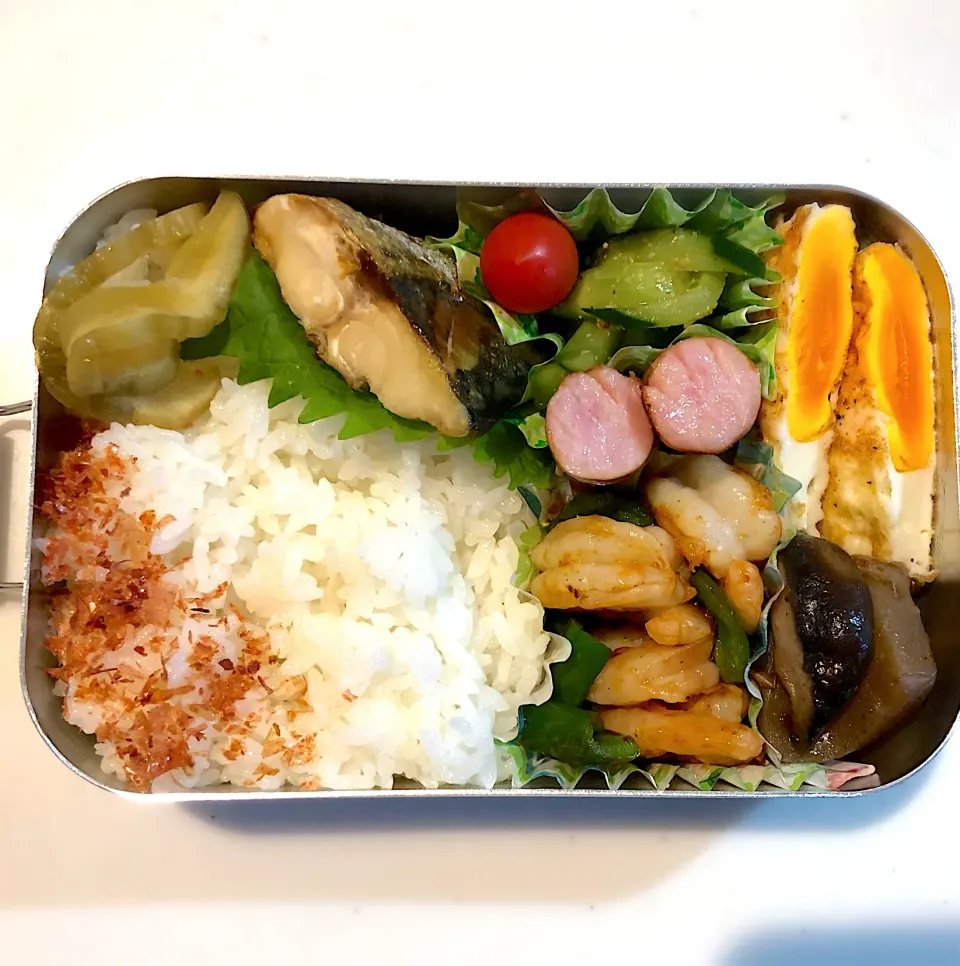 サラ弁　　　　　　　　　　　　　　　　　塩サバ　海老のケチャップ炒め　胡瓜酢物　目玉焼き　蒟蒻と椎茸の煮付け|じゅんさんさん