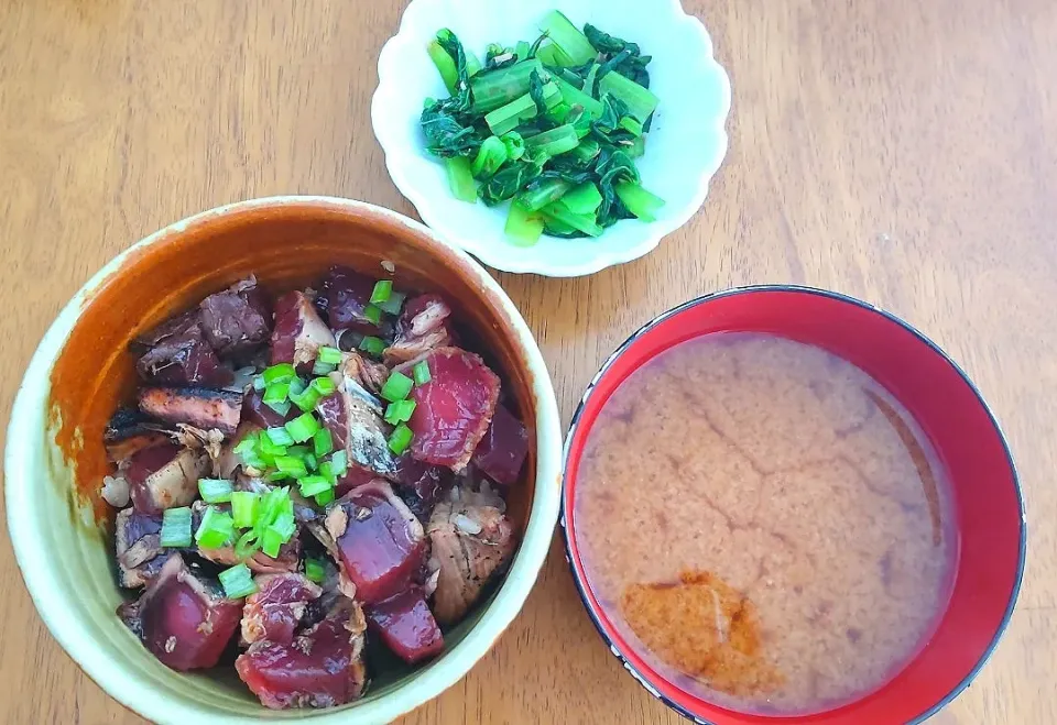 2022 1023　カツオのたたき混ぜご飯　小松菜のおひたし　なめことわかめのお味噌汁|いもこ。さん