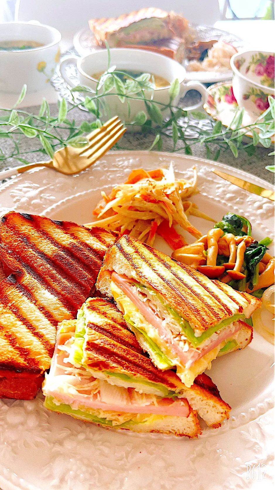 ホットサンドで朝食😋🥪|ゆかこさん