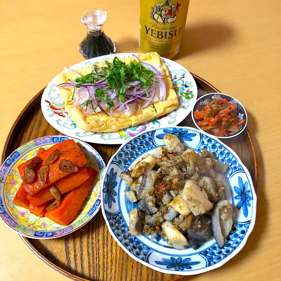 #vegan 
晩酌
焼きレンコン　人参のバルサミコステーキ　油揚げ|makiko_aさん