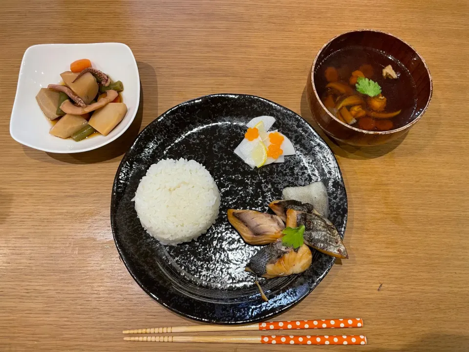 今日の晩飯 メダイのもう片身で幽庵焼き 甘酢漬け スルメイカとさといもの煮物 乾燥しいたけスープ|おーたたくとさん