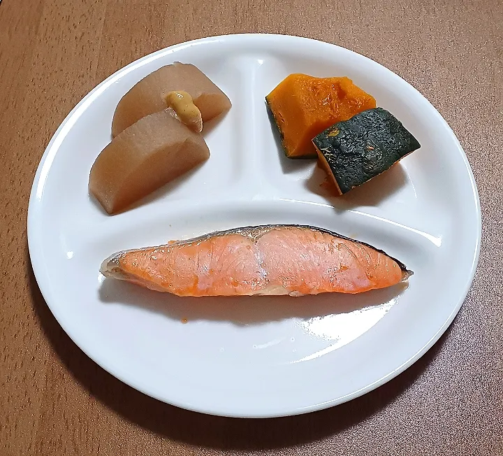 塩鮭
かぼちゃの煮付け
大根煮
えのき茸の味噌汁
ご飯🍚|ナナさん