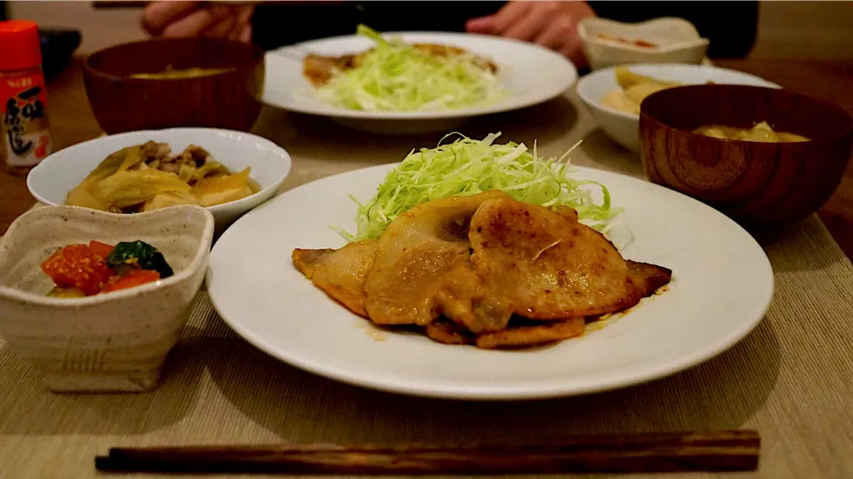 晩ごはん🌸　豚肉の味噌漬け／白菜の味噌汁／トマトと胡瓜の胡麻和え／肉豆腐|おまつさん