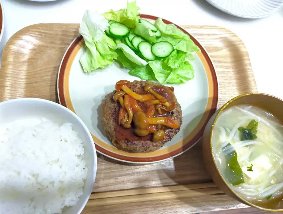 デミ風ハンバーグ
もやしとわかめと豆腐の味噌汁|羊さんさん