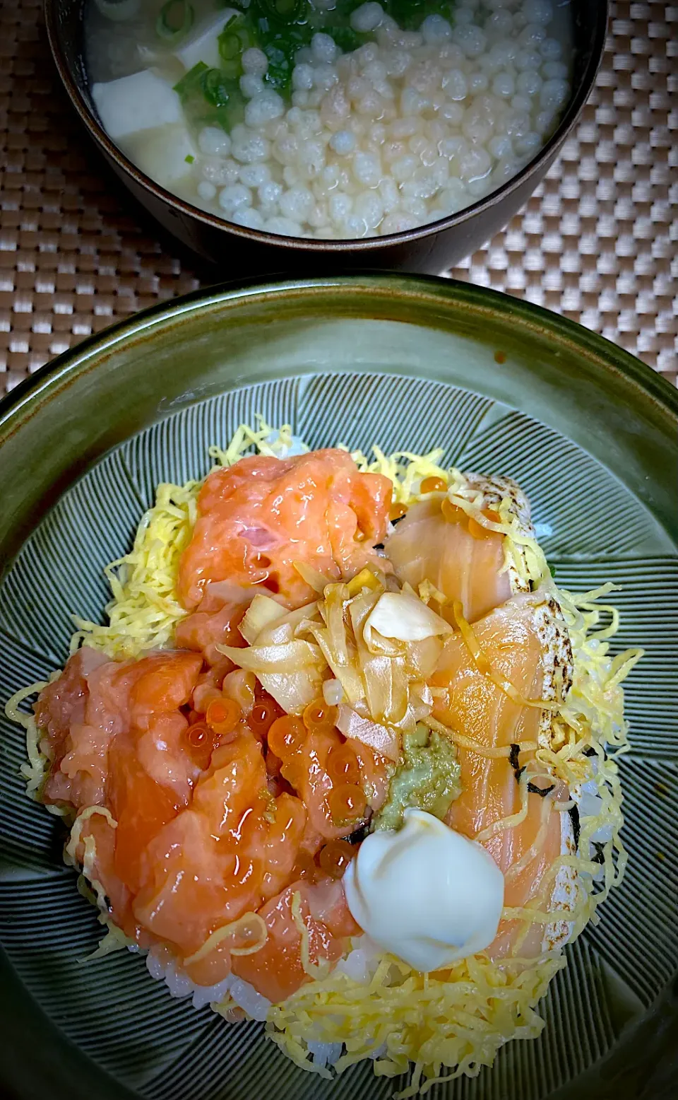 鮭親子丼|すくらんぶるえっぐさん