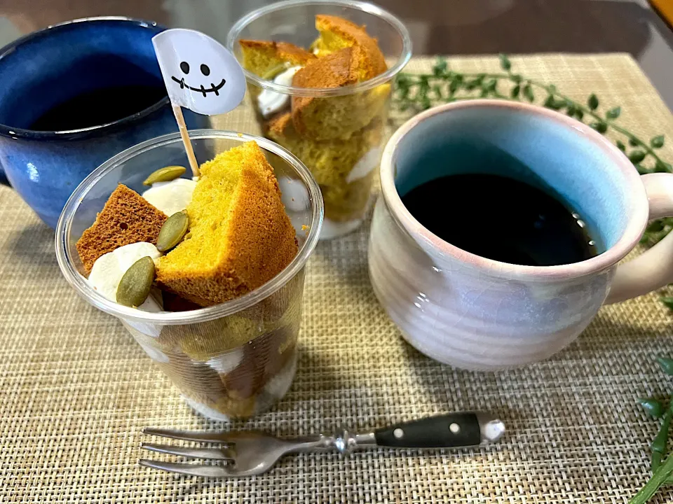 かぼちゃシフォンと萩焼のカップでコーヒーブレイク☕️🧁|noeさん