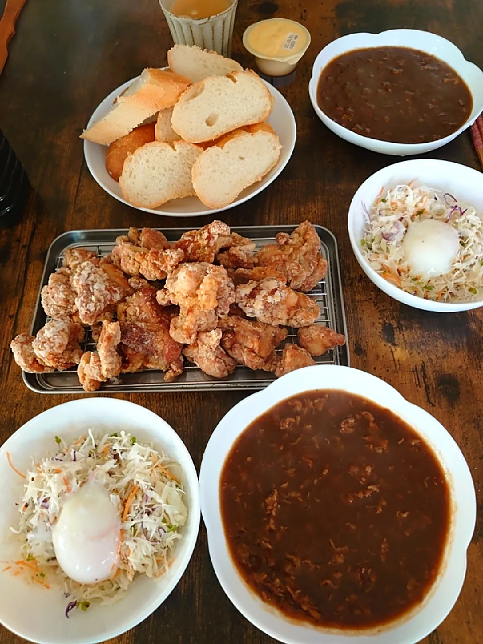 ビーフシチュー。
唐揚げ。
サラダ。
バケット。|闇夜の狸さん