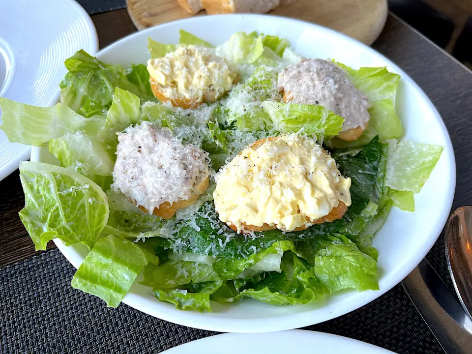 Tuna and egg Caesar salad|skyblueさん