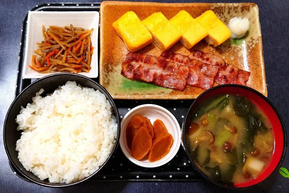 今日の朝ご飯（ごはんは千葉県産粒すけに玉子焼き・炙りベーコン、きんぴらごぼう、かぶとなめこのみそ汁、大根の麦味噌漬）|Mars＠釜飯作り研究中さん