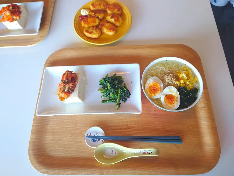 今日の昼食　サッポロ一番塩ラーメン、キムチのせ冷奴、ほうれん草胡麻和え、チーズ入りナゲット|pinknari🐰🌈さん