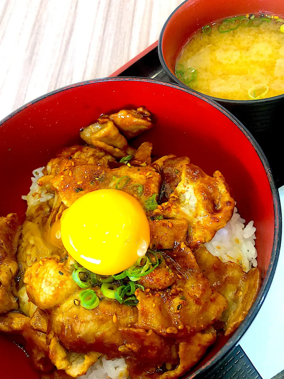 Snapdishの料理写真:お肉たっぷり月見焼き豚丼|藤本 ひろきさん