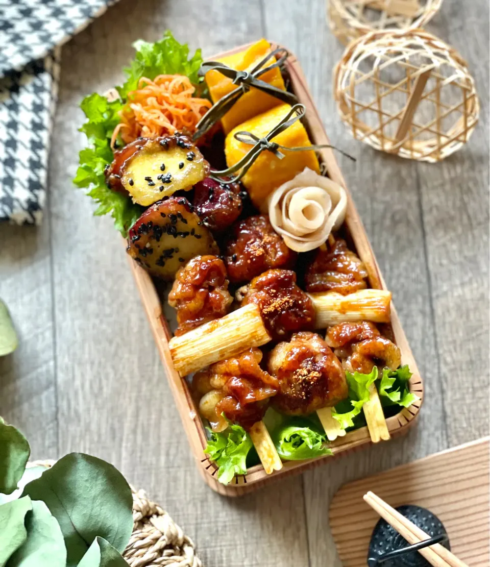 今日のお弁当🍱〜豚ひき肉とバラ肉の串揚げ焼き醤油タレと卵焼きと大学芋のお弁〜|chiaki3（平川ちあき）さん