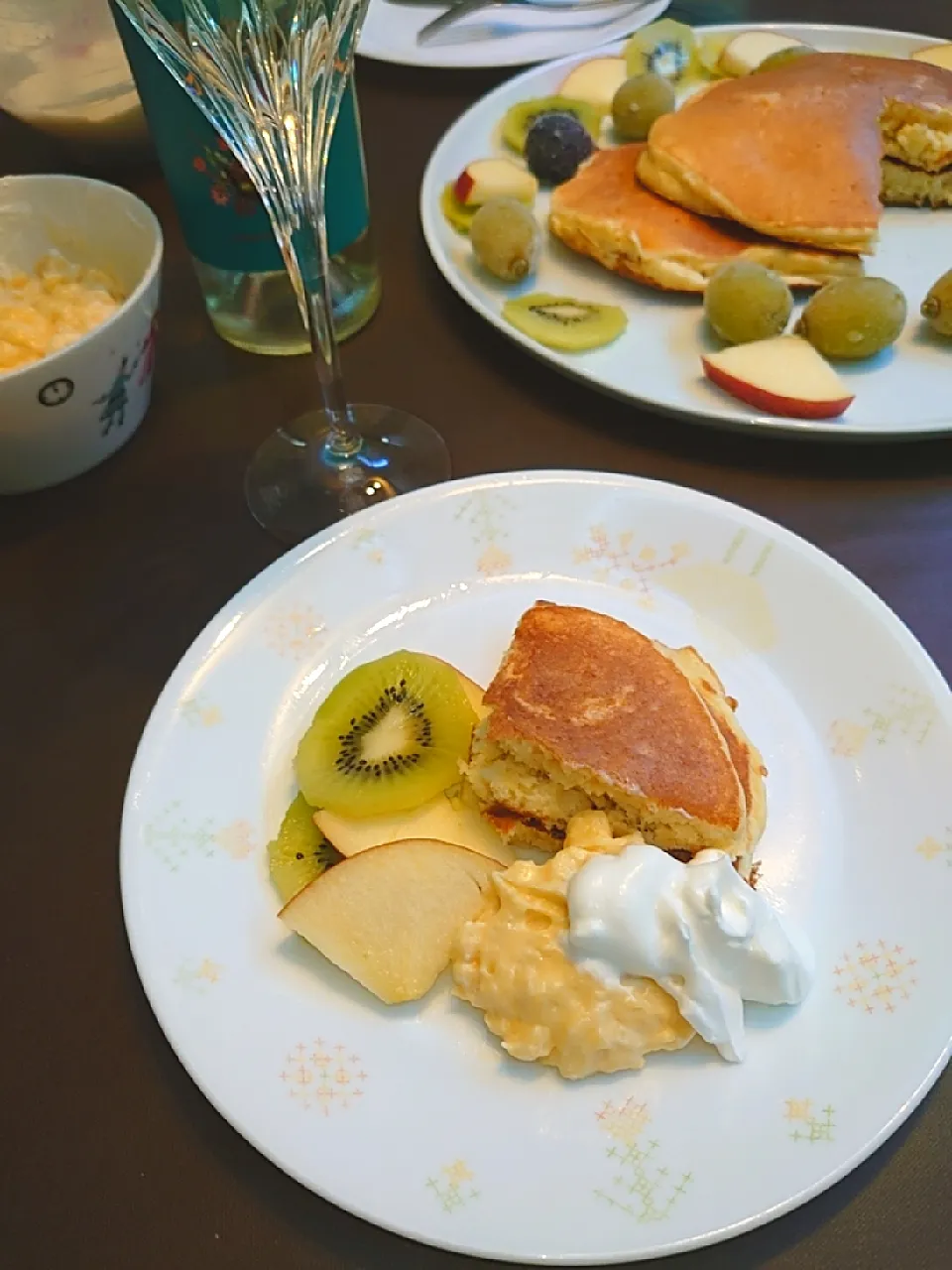 Snapdishの料理写真:ホットケーキ🥞と白ワイン🥂|to coさん