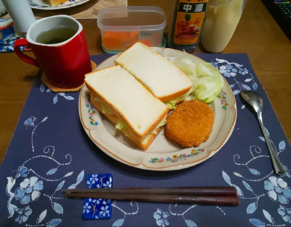 コロッケサンドとサンドイッチ(昼飯)|enarinさん