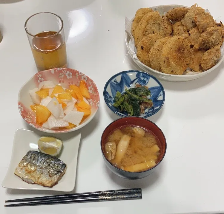 晩御飯。作り置き使ったり、一から作ったり。☆柿と大根のなます☆ほうれん草のおかか和え☆塩鯖☆コロッケと一口カツ☆みそ汁（キャベツ、しめじ、揚げ）|Saharaさん