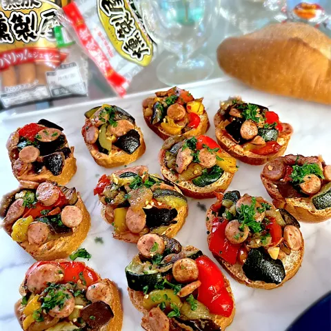 「燻製屋熟成あらびきポークウインナーホワイト」を使ってみたSnapdishの料理・レシピ写真:カラフル野菜とウインナーのブルスケッタ🥖♡