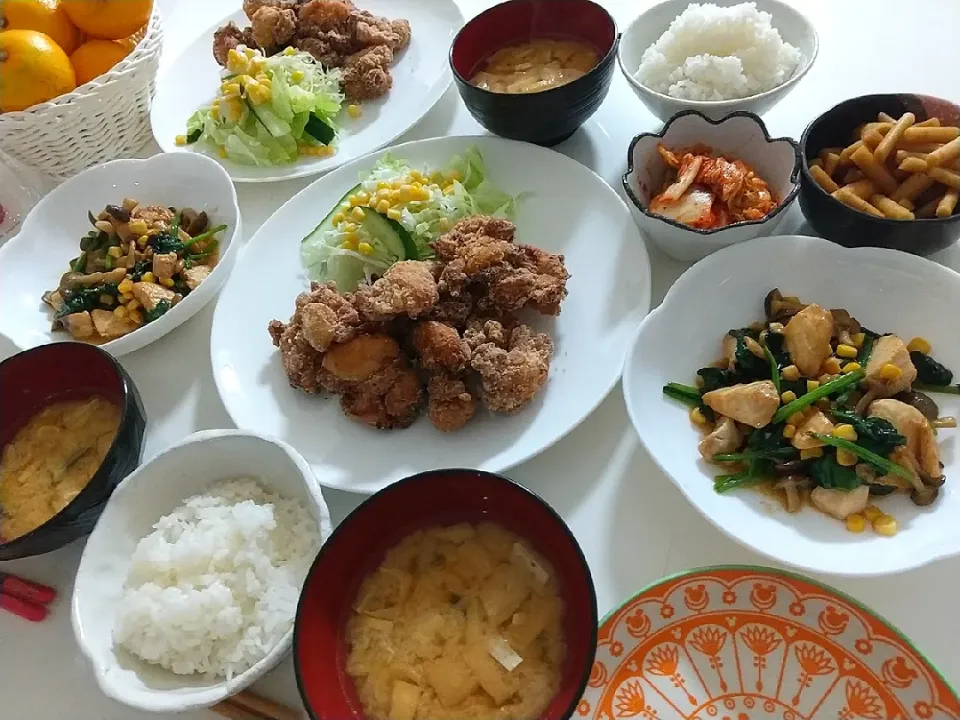 夕食(*^^*)
唐揚げ&サラダ🥗
カジキとほうれん草のコーンバターソテー
キムチ
ごぼうの醤油漬け
お味噌汁(かぼちゃ！油揚げ)|プリン☆さん