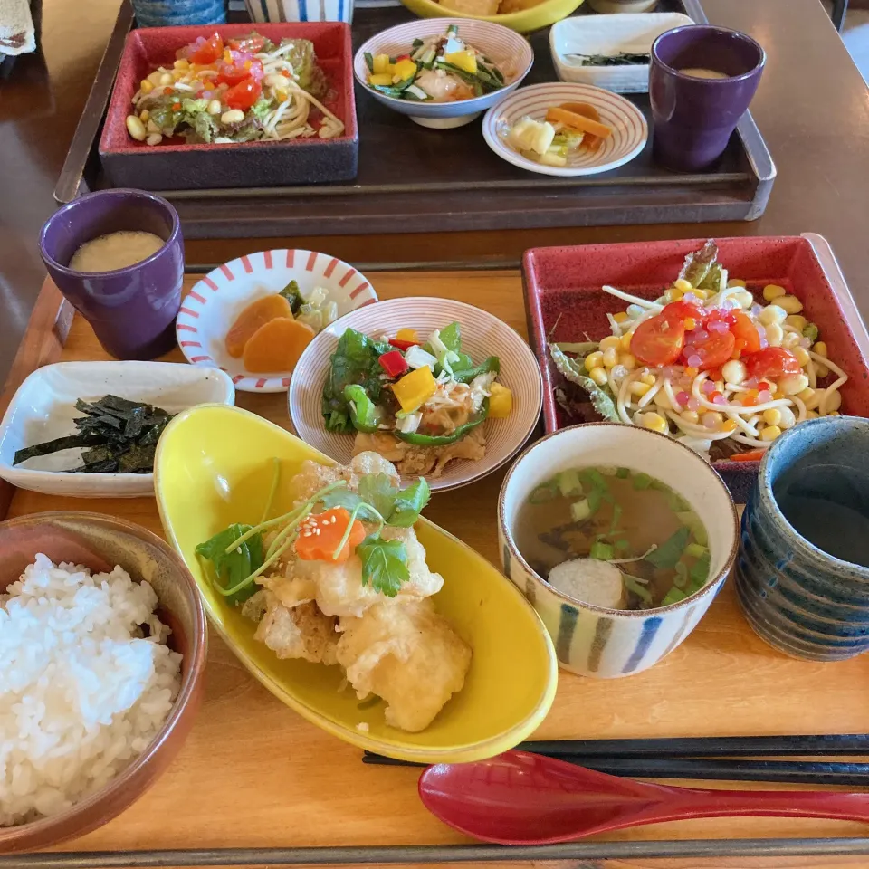 鶏肉のピリ辛生姜焼き　　　　　　　　　トマト・コーン・枝豆のサラダ　　　　　おもちと豆腐の天ぷら梅ポン酢🥢|ちゃみこさん